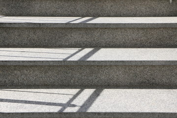 Schatten des Geländers auf einer Treppe, Licht und Schatten auf einer Treppe