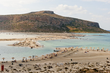 Fototapeta na wymiar Ludzie wypoczywający na greckiej plaży - laguna Balos na Krecie
