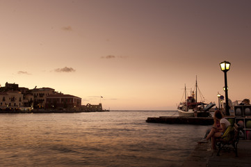 Grecki port w mieście Chania o zmierzchu © pabisiak