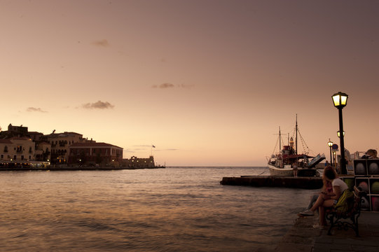 Fototapeta Grecki port w mieście Chania o zmierzchu