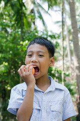 Fototapeta premium Asian Boy Enjoy Eating The Apple.