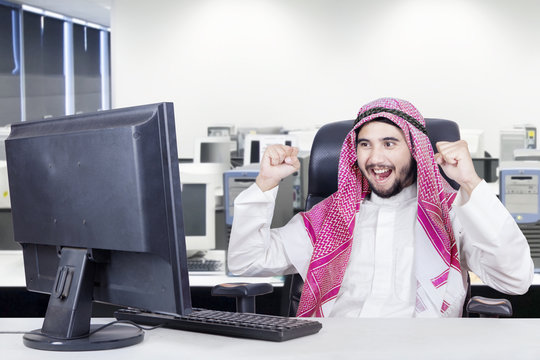 Arabian worker celebrates his success