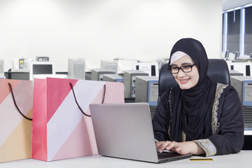 Middle eastern worker shopping online