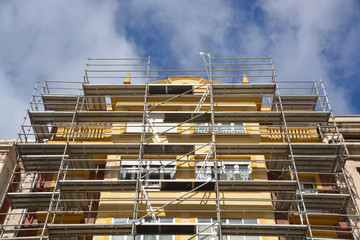 andamios en la fachada de un edificio