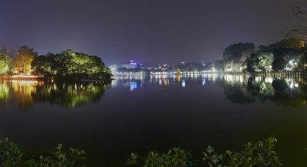 Obraz premium lake hoan kiem at hanoi city night view with lighting