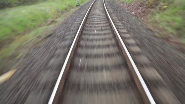 Eisenbahngleise w&auml;hrend der Fahrt-3
