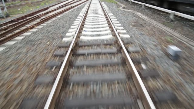 Eisenbahngleise w&auml;hrend der Fahrt-4