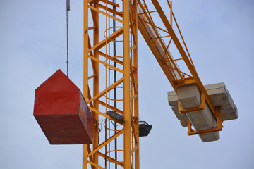 grúa elevadora elevando una carga