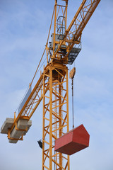 gr&uacute;a elevadora elevando carga