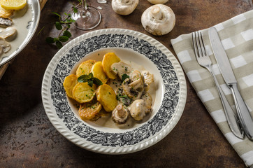 Mushroom sauce with roasted potatoes