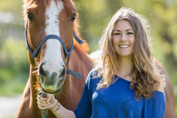 Obraz premium pretty girl with her horse