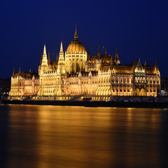Fototapeta premium Budapest Parliament in Hungary at night on the Danube river