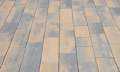 Steinboden aus Zementsteinplatten drau&szlig;en rot gemustert