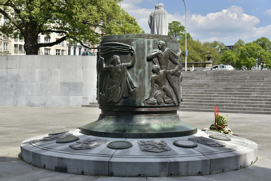 Le Monument National &agrave; la R&eacute;sistance et ses armoiries au parvis du parc d'Avroy &agrave; Li&egrave;ge