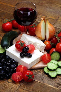 Feta formaggio greco con ingredienti per insalata greca