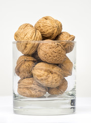 Nueces sobre fondo blanco