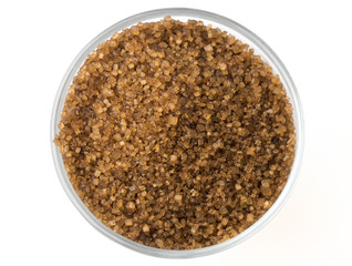 Azúcar moreno de caña sobre fondo blanco