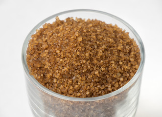 Azúcar moreno de caña sobre fondo blanco