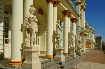 Naklejka premium PUSHKIN, ST PETERSBURG, RUSSIA - MAY 06, 2016: Detail of the facade of the Catherine Palace in Tsarskoye Selo