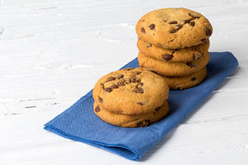 Cookies auf blauer Serviette
