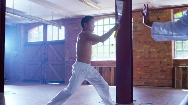  Outnumbered martial arts fighter skilfully uses nunchaku to beat opponents