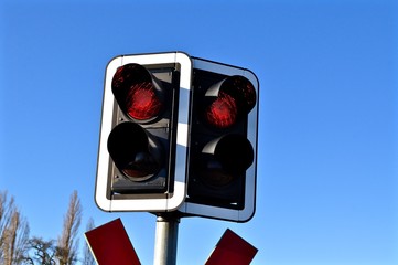 Ampel an Kreuzung steht auf rot