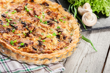 Tart with chicken, mushrooms and cheese