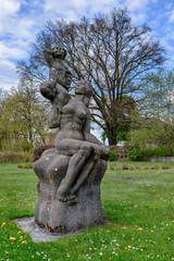 Obraz premium Skulptur auf dem Bahnhofsvorplatz von Ludwigslust