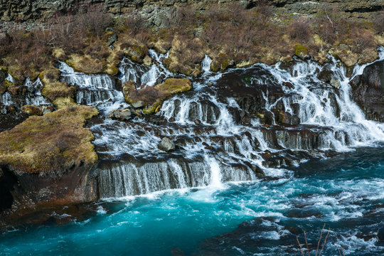 Hraunfossar Wasserf&auml;lle in Island bei Husafell und Reykholt am Barnafoss