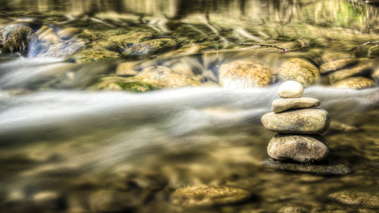 Steine in Wasser aufeinander liegend HDR