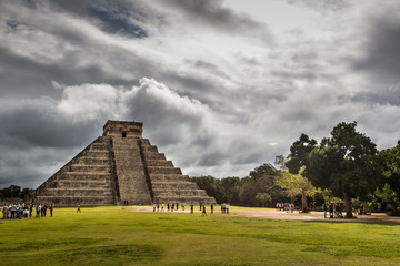 Obraz premium Chichen Itza, Mexico - January 12th 2014 - Local and tourists enjoying a cloudy morning in Chichen Itza near by Cancun in Mexico