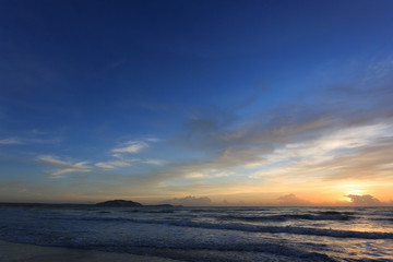Fototapeta na wymiar sunset dramatic sky with colorful cloud on sea
