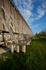 Tężnie, drewniana konstrukcja zabezpieczona grubymi belami wbitymi w ziemię -podstawa i podpora, Ciechocinek, Polska