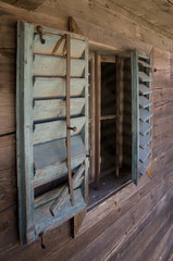 Fenster mit Fensterläden an einem historischen Bauernhaus