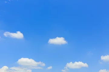 Crédence de cuisine en verre imprimé Ciel fluffy cloud on clear blue sky