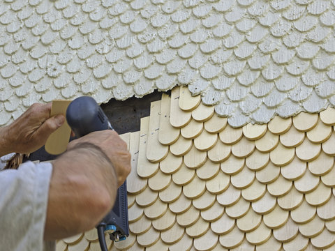 Wood shingles installation, Montage von Holzschindel