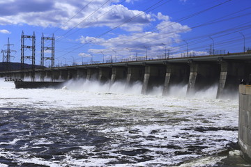 Reset water on the river at the dam in the spring, at the top of the bridge