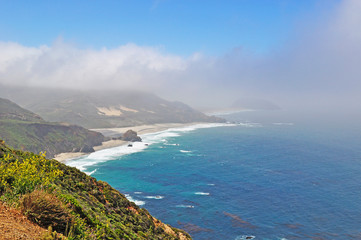 Fototapeta premium California, Usa: l'Oceano Pacifico, la nebbia, vista panoramica a Big Sur, la famosa regione della Costa centrale, una delle mete turistiche più popolari in California