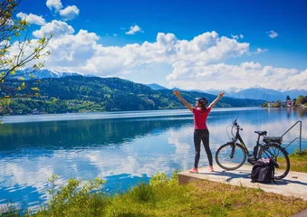 woman with e-bike enjoying view over lake-lake and bike 02 © Patrizia Tilly