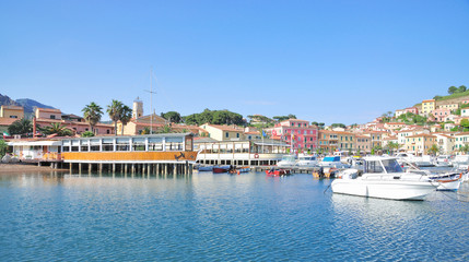 Naklejka na ściany i meble Hafen im Urlaubsort Porto Azzurro auf der beliebten Ferieninsel Elba im Mittelmeer,Toskana,Italien