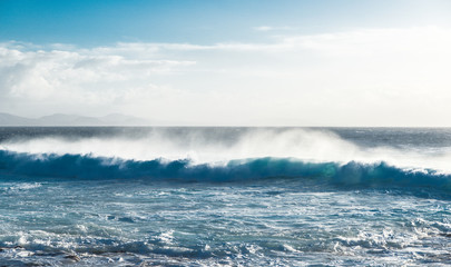 die Liebe zum Meer -schöne durchleuchtete  Wellen des Atlantik auf Lanzarote
