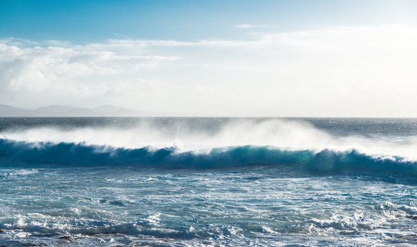 die Liebe zum Meer -sch&ouml;ne durchleuchtete  Wellen des Atlantik auf Lanzarote
