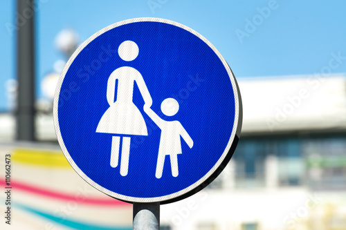 blaues schild mit frau und kind fahrrad