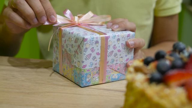 Male hands open gift box, 4k uhd 2160p