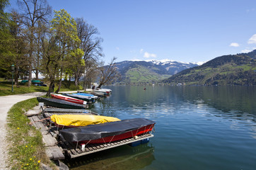Naklejka premium Zell am See mit den bunten Fischerbooten