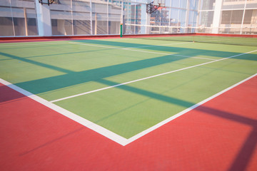 Obraz premium Tennis court at a top building with shadow