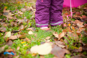 the child's foot that walks on autumn Park