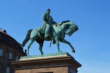 Fototapeta na wymiar statue of the king on horseback copenhagen
