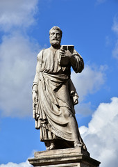 Obraz premium Saint Peter statue with Keys of Heaven. Marble statue of Saint Peter, patron of Rome, at the entrance of Sant'Angelo monumental bridge, created by sculptor Lorenzetto in the 16th century