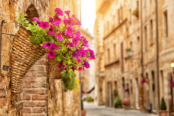 Kolorowa ulica w Pienzie, Toskania, Włochy - obrazy, fototapety, plakaty